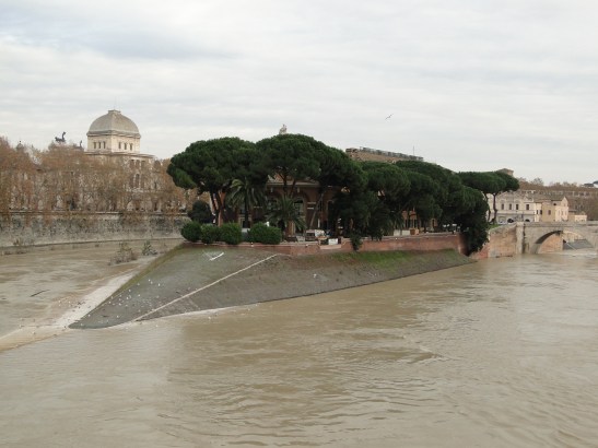 DSC03633 flooded river banks at Isola Tiberina